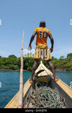 Boatsman à un endroit approprié pour l'ancrer, banane, zone de l'Ouest, la Sierra Leone Banque D'Images