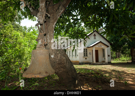 Ancien clocher de la période coloniale encore utilisé pour appeler les fidèles à l'église de Saint-luc, banane, zone de l'Ouest Banque D'Images