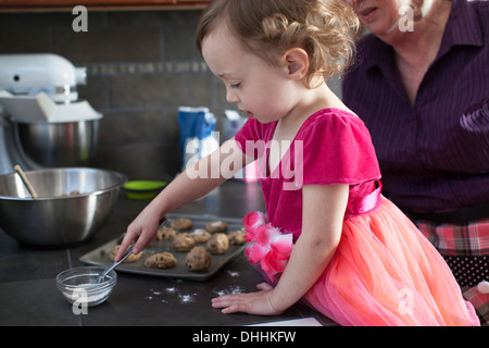 Grand-mère et petite-fille baking cookies Banque D'Images