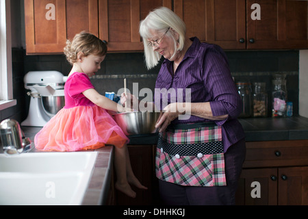 Grand-mère et petite-fille baking cookies Banque D'Images