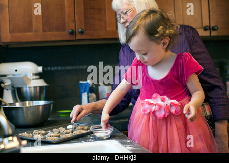 Grand-mère et petite-fille baking cookies Banque D'Images