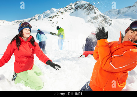 Les amis having snowball fight, Kuhtai, Autriche Banque D'Images