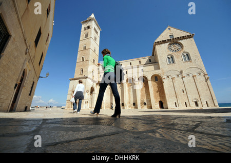 Avec le port de Trani Trani cathédrale en arrière-plan, Trani, Pouilles, Italie Banque D'Images