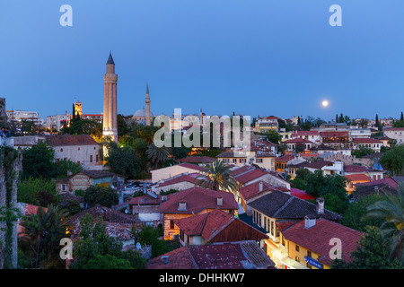 Vue sur la vieille ville avec minaret cannelé, Kaleiçi, Antalya, Antalya Province, Turkey Banque D'Images