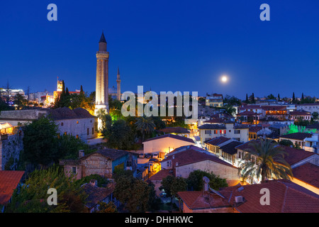 Vue sur la vieille ville avec minaret cannelé, Kaleiçi, Antalya, Antalya Province, Turkey Banque D'Images