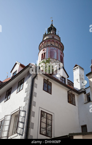 La tour du château de Cesky Krumlov à l'été Banque D'Images