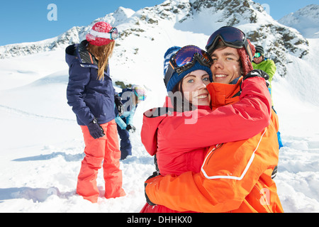 Les amis de porter skiwear hugging, Kuhtai, Autriche Banque D'Images