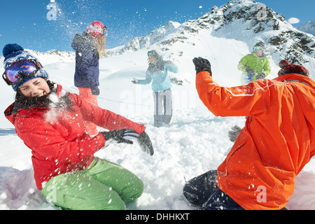 Les amis having snowball fight, Kuhtai, Autriche Banque D'Images