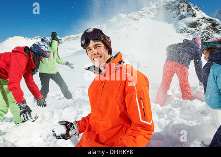 Les amis having snowball fight, Kuhtai, Autriche Banque D'Images