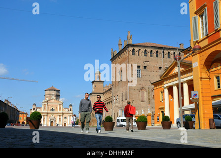 Piazza dei Martiri et Palazzo dei Pio, l'hôtel de ville, à Carpi, Emilia-Romagna, Italie Banque D'Images