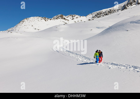 Couple en train de marcher dans la neige, Kuhtai, Autriche Banque D'Images
