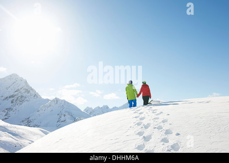 Couple en train de marcher dans la neige, Kuhtai, Autriche Banque D'Images