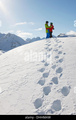 Couple hugging in snow, Kuhtai, Autriche Banque D'Images