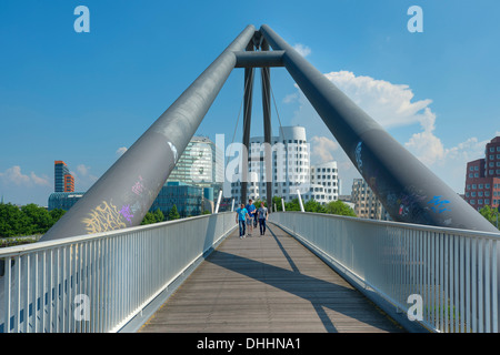 Passerelle pour piétons à la Neuer Zollhof avec bâtiments Gehry, port des Médias, Düsseldorf, Rhénanie du Nord-Westphalie, Allemagne, Europe Banque D'Images