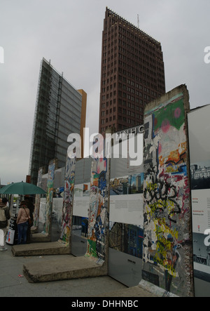 Ciel gris, portrait aux gratte-ciel, mur de Berlin avant de segments graffiti Bahnhof Potsdamer Platz, Berlin, Eberstrasse Banque D'Images