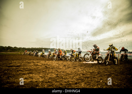 Groupe de garçons sur les motocyclettes motocross à ligne de départ Banque D'Images