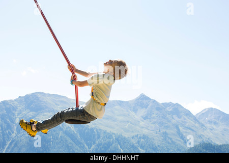 Garçon s'amusant sur swing, Tyrol, Autriche Banque D'Images