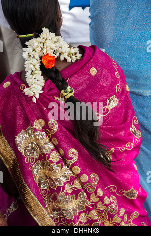 Femme indienne sari rose fleur et Garland dans ses cheveux de derrière. L'Andhra Pradesh, Inde Banque D'Images