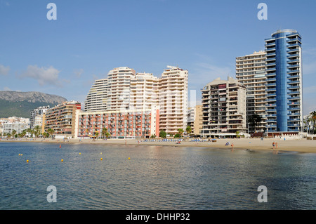 Les bâtiments de grande hauteur à Playa Arenal Bol beach, Calp, Costa Blanca, Alicante province, Espagne Banque D'Images