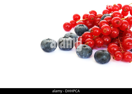 Pile de groseilles rouges, les bleuets isolé sur fond blanc. Banque D'Images