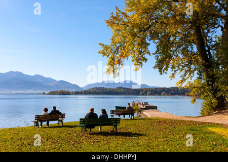 Les touristes assis sur des bancs au lac de Chiemsee, ou l'île de Frauenchiemsee Fraueninsel, Chiemsee, Upper Bavaria, Bavaria, Germany Banque D'Images