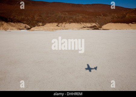 Ombre d'avion sur le lac Assal, Djibouti, Afrique Banque D'Images
