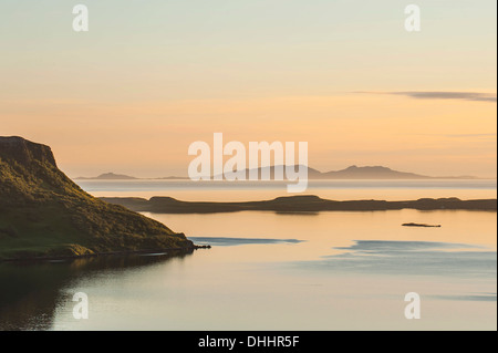 Soirée chaleureuse avec vue sur Détroit peu Minch vers les Hébrides extérieures, Stein, île de Skye, Écosse, Hébrides intérieures Banque D'Images