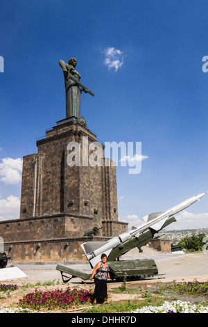 Grand mère Arménie statue et musée militaire à Victory Park, Yerevan, Arménie Banque D'Images