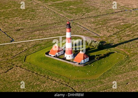 Vue aérienne du phare de Westerheversand, péninsule Eiderstedt, dans le Nord de la Frise, Schleswig-Holstein, Allemagne Banque D'Images