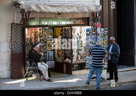 Vendeur de souvenirs à l'extérieur de son magasin avec les clients sur la place Largo do Carmo, centre historique, Lisbonne, Lisbonne, Portugal District Banque D'Images