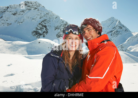 Couple wearing skiwear, Kuhtai, Autriche Banque D'Images