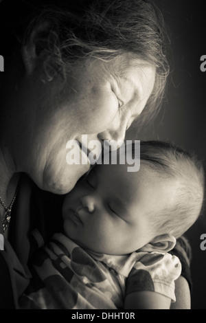 Portrait de grand-mère holding baby granddaughter Banque D'Images