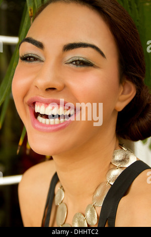 Portrait de jeune femme, souriant portant Collier cercle Banque D'Images