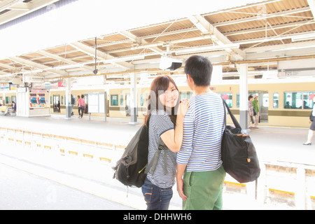 Jeune couple sur la plate-forme à la gare Banque D'Images