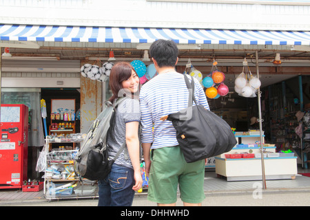 Jeune couple standing at front shop Banque D'Images