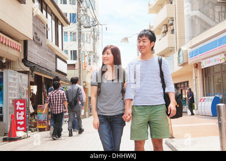 Young couple holding hands walking grâce à Kamakura, Japon Banque D'Images