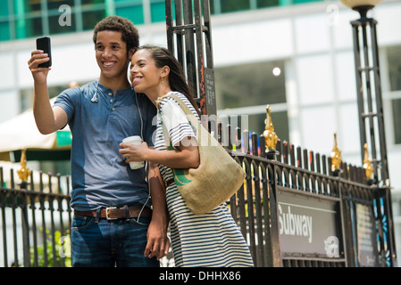 Young Couple with mobile phone Banque D'Images