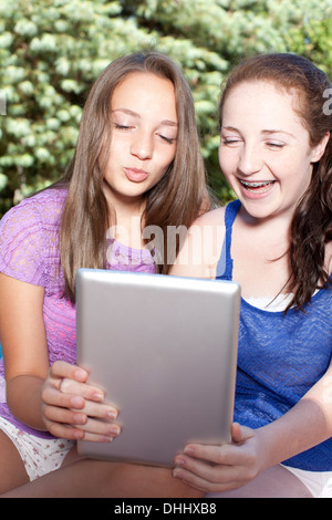 Friends using digital tablet Banque D'Images