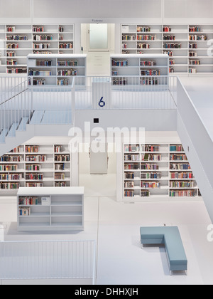 Des étagères à l'intérieur de la nouvelle bibliothèque publique de Stuttgart, Bade-Wurtemberg, Allemagne, Europe Banque D'Images