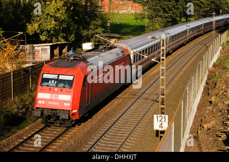 BR101 101 015-6 IC 2213 Stralsund-Stuttgart mit auf der Rollbahn (KBS385 Wanne Eikel-Hamburg KM124) bei Osnabrück (Okt 2013) Banque D'Images