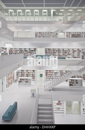 Vue de l'intérieur de la nouvelle bibliothèque publique de Stuttgart, Bade-Wurtemberg, Allemagne, Europe Banque D'Images