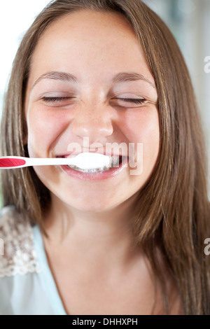 Jeune fille se brosser les dents Banque D'Images