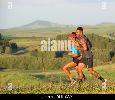 L'homme et de la femme en marche en mode paysage, Othello, Washington, USA Banque D'Images