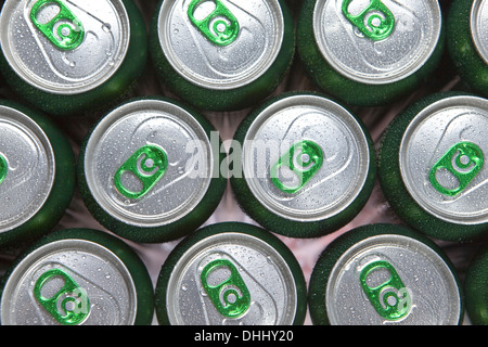 Les canettes en aluminium dans des gouttes d'eau Banque D'Images