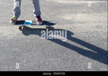 Détail de jambes équitation skateboard Banque D'Images