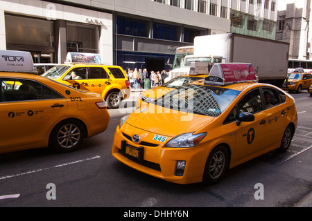 Les taxis jaunes, Cinquième Avenue, New York City, États-Unis d'Amérique. Banque D'Images