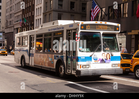 La pureté de l'air bus électriques hybrides, Manhattan, New York City, États-Unis d'Amérique. Banque D'Images