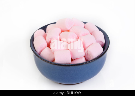 Les guimauves dans un bol sur fond blanc Banque D'Images