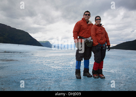 Couple on Mendenhall Glacier, Alaska, USA Banque D'Images