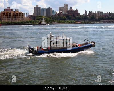 Service de police de New York NYPD patrouilleur sur la rivière Hudson à Brooklyn dans l'arrière-plan, New York, USA Banque D'Images